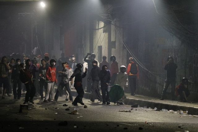 Massa terlibat kericuhan di terowongan Pejompongan, Jakarta, Kamis (27/8/2026). Foto: Jamal Ramadhan/kumparan
