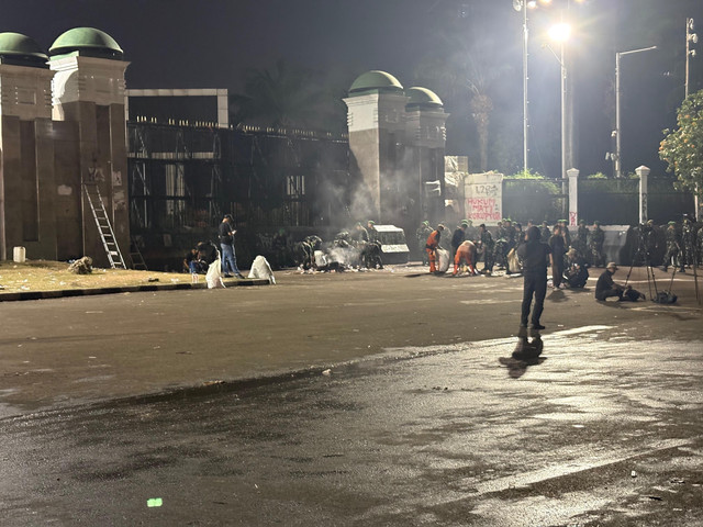 Suasana di depan Gerbang DPR/MPR RI setelah pembubaran massa penyampaian aspirasi. Foto: Joakhim/kumparan