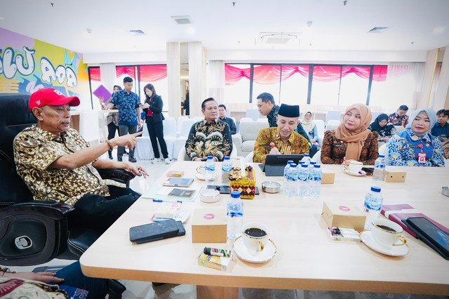 Wamensos Agus Jabo Priyono tegaskan komitmen pemerintah lewat Sekolah Rakyat untuk putus mata rantai kemiskinan antargenerasi bagi anak desil 1 dan 2 DTSEN saat terima audiensi Bupati Nias Barat dan Sekda Grobogan di Jakarta, Kamis (27/8/2026). Foto: Kemensos RI