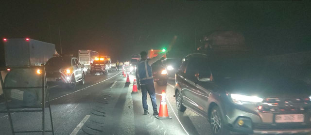 Antrian kendaran di Jalan Tol Semarang - Solo KM 430+900 B arah Jakarta pada Kamis (27/8) malam akibat truk tabrak median jalan. Foto: Dok. Istimewa