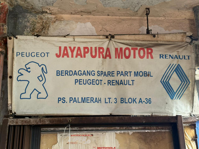 Toko Jayapura Motor di lantai tiga, Pasar Palmerah, Jakarta Barat. Foto: Alvian Yoga Yulianto/kumparan