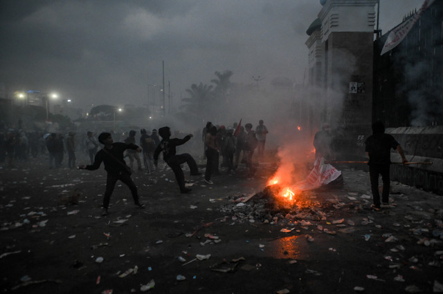 Massa menggelar aksi di depan kawasan Gedung DPR/MPR, Jakarta, Kamis (27/8/2026). Foto: Hafidz Mubarak A/ANTARA FOTO
