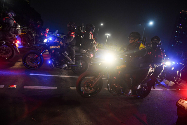 Anggota Brimob Polda Metro Jaya menaiki motor untuk membubarkan massa yang menggelar aksi di depan gedung DPR di kawasan Slipi, Jakarta, Kamis (27/8/2026). Foto: Muhammad Adimaja/ANTARA FOTO