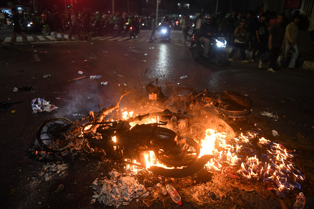 Kendaraan dibakar massa usai menggelar aksi di depan gedung DPR di kawasan Pejompongan, Jakarta, Kamis (27/8/2026). Foto: Muhammad Adimaja/ANTARA FOTO