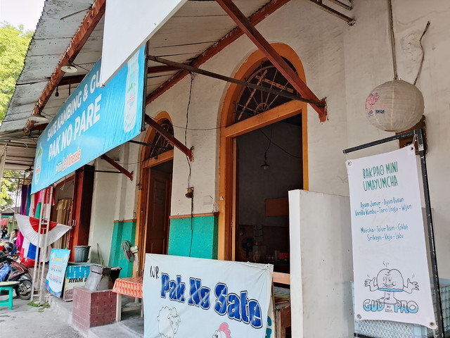 Tiga pintu utama Stasiun Trem Pae masih berdiri kokoh meski kini sudah berubah fungsi jadi warung sate. (Foto. Dok Pribadi - W.S Nurbaiti)
