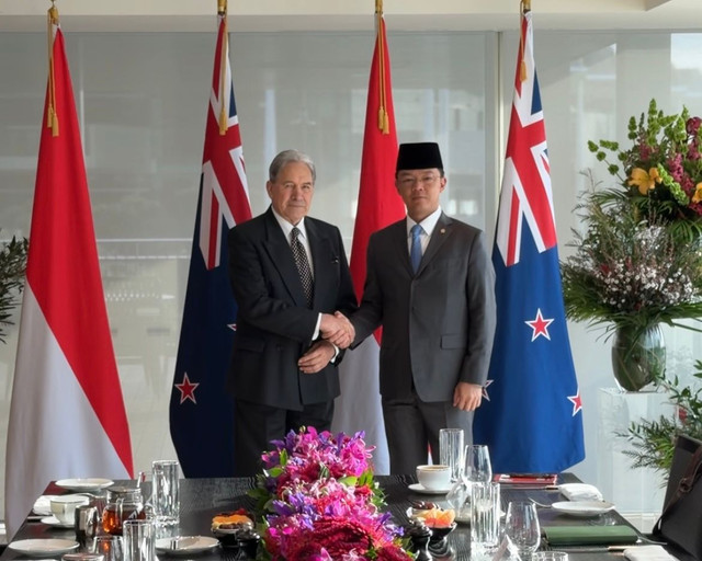 Menlu RI Sugiono bersama Menlu Selandia Baru, Winston Peters dalam pertemuan bilateral Joint Ministerial Commission (JMC) ke-13 RI-Selandia Baru di Auckland, Selandia Baru, Jumat (28/8).  Foto: Firda Brillianti/kumparan