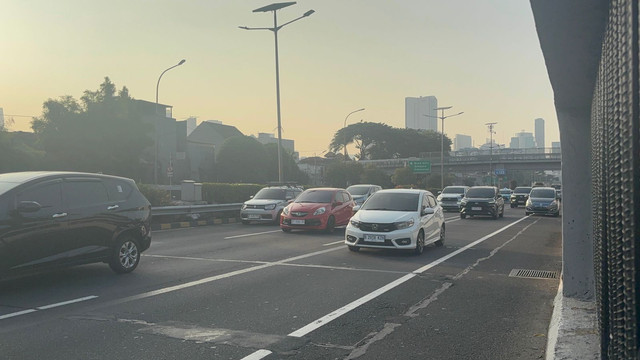 Kondisi arus lalu lintas tol dalam kota di depan gedung DPR/MPR RI, Jumat (28/8)  Foto: Pradya Tirta/kumparan