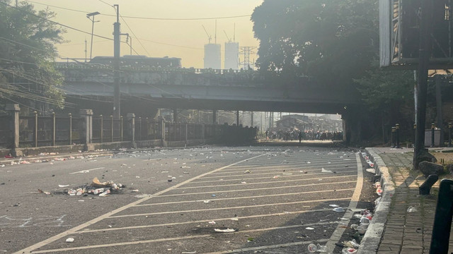 Kondisi terkini dibawah Flyover Pejompongan, arah Stasiun Palmerah, dekat gedung Manggala Wanabakti, Jumat (28/8) Foto: Pradya Tirta/kumparan