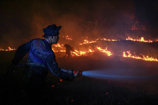 Petugas dari Dinas Kehutanan Kalteng berupaya memadamkan kebakaran di Kelurahan Menteng, Palangka Raya, Kalimantan Tengah, Kamis (27/8/2026). Foto: Auliya Rahman/ANTARA FOTO