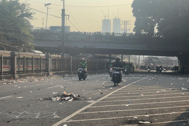 Kondisi pasca aksi di bawah Flyover Pejompongan dekat gedung Manggala Wanabakti, Jumat (28/8/2026). Foto: Pradya Tirta/kumparan