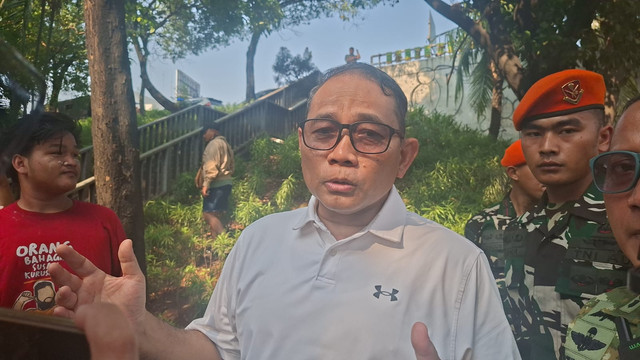 Wali Kota Administrasi Jakarta Pusat, Arifin (tengah) saat ditemui di Jalan Pejompongan usai aksi massa, Jumat (28/8/2026). Foto: Pradya Tirta/kumparan