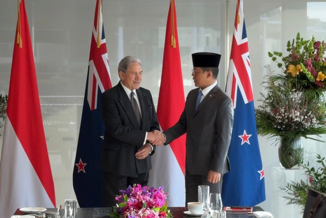 Menlu RI Sugiono bersama Menlu Selandia Baru, Winston Peters dalam pertemuan bilateral Joint Ministerial Commission (JMC) ke-13 RI-Selandia Baru di Auckland, Selandia Baru, Jumat (28/8/2026). Foto: Firda Brillianti/kumparan