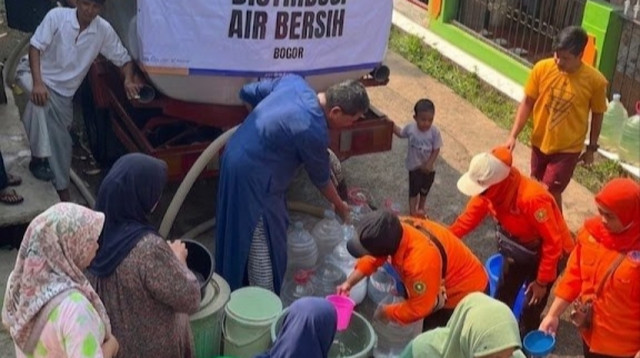 Kegiatan Pendistribusian Bantuan Air Bersih untuk Warga Desa Bantarsari, Ranca Bungur, Kab. Bogor (Sumber: DT Peduli)