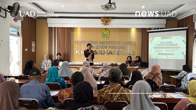Tim MeRAMU IMM FEB Universitas Ahmad Dahlan (UAD) bekali pelaku usaha Miedes pembukuan dan pengelolaan finansial (Foto.Tim MeRAMU UAD)