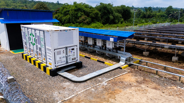 PLTS dengan Battery Energy Storage System (BESS) sebagai strategi SUN Energy dalam menekan biaya operasional tambang dan meningkatkan kemandirian energi. Foto: Dok. SUN Energy
