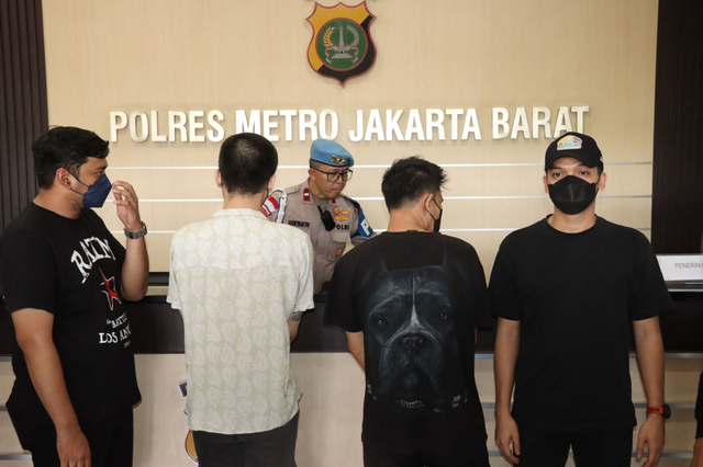 Polres Metro Jakarta Barat menangkap dua pengedar yang diduga menjadi pemasok narkotika kepada aktor Revaldo. Dok: Polres Jakarta Barat