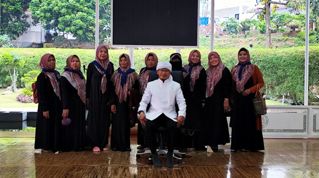Majelis Taklim Al-Mujahidin Tuparev Cirebon saat berfoto bersama Aa Gym pasca Kajian di Eco Pesantren 1 Daarut Tauhiid Bandung (Sumber: DT Peduli)