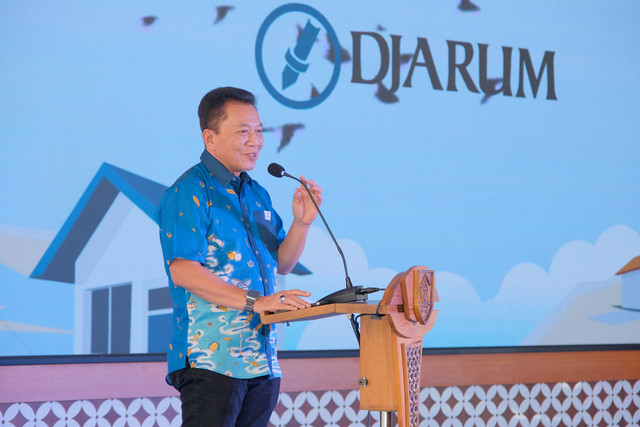 General Manager Community Development PT Djarum Achmad Budiharto dalam acara serah terima secara simbolis rumah Program RSLH PT Djarum yang berlangsung di Pendopo Kabupaten Wonogiri, Kamis (27/8). Foto: Dok. Djarum