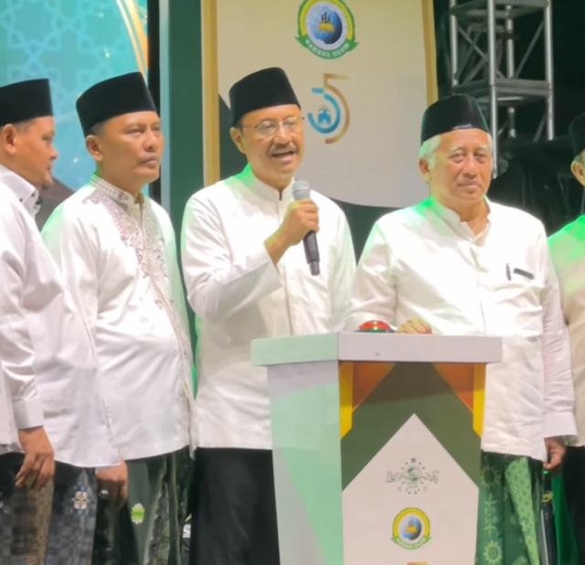 Ketua OC Muktamar NU Gus Ipul (bawa mikrofon) dan Sekretaris SC Prof M Nuh (kanan) pada rangkaian acara Muktamar ke-35 NU di Jombang, Agustus 2026. Foto: IG/expo.muktamarnu35