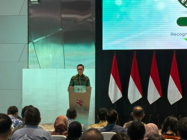 Direktur Utama BEI, Jeffrey Hendrik saat Ring the Bell IDX Green Equity di BEI, Jakarta, Jumat (28/8). Foto: Muhammad Fhandra/kumparan