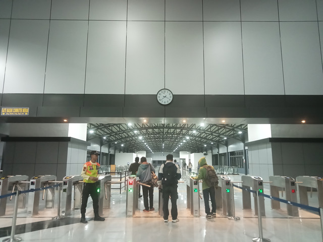 Saat keberangkatan kereta pertama di Stasiun Rangkasbitung. Dok. Pribadi