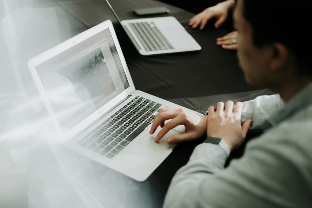 Ilustrasi Bekerja dan Rapat di Kantor (unsplash.com)