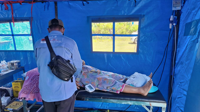 Tim Medis Darurat (EMT) Muhammadiyah, sedang melayani kesehatan warga terdampak pascagempa di Dampek, NTT 