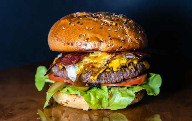 Ilustrasi Asal Usul Hamburger. Unsplash/Amirali Mirhashemian