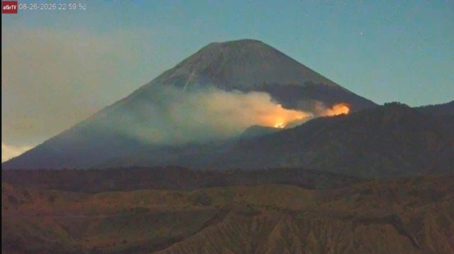 Kawasan Taman Nasional Bromo Tengger Semeru (TNBTS) kembali terbakar, Rabu (26/8/2026). Foto: Pos PGA Semeru
