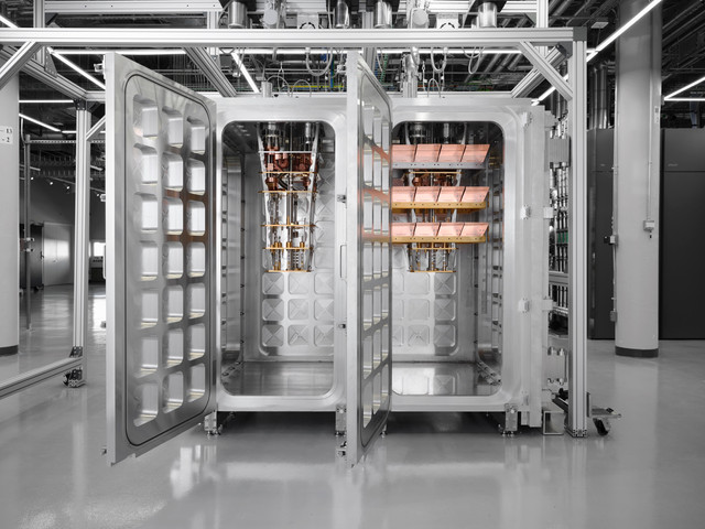 Sistem kriogenik modular disebut quantum fridge yang memang terlihat seperti kulkas komersial. Foto: IBM