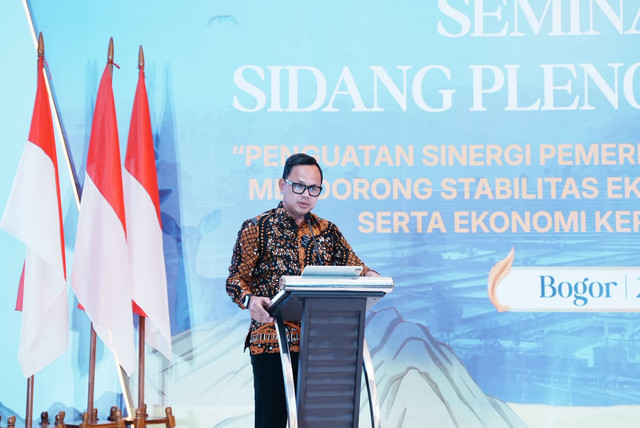 Wamendagri Bima Arya Sugiarto dorong transformasi otonomi daerah berbasis penciptaan nilai (value creation) serta penguatan kepemimpinan kepala daerah saat seminar nasional ISEI di Bogor, Kamis (27/8/2026). Foto: Dok. Kemendagri
