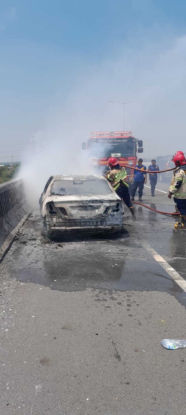 Mobil Toyota Camry terbakar di Jalan Layang MBZ, Jumat (28/8). Pengemudi dan penumpang selamat. Dok: Istimewa