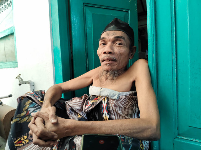 Suwarno (70), lansia difabel, bertahan hidup dengan pensiunan Rp900 ribu per bulan di Yogyakarta, Jumat (28/8/2026). Foto: kumparan/Panji Purnandaru