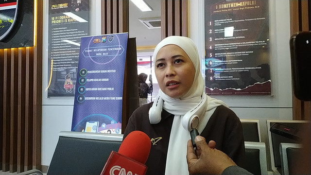 Ratu Felisha saat di Ditressiber Polda Jatim, Jumat (28/8/2026). Foto: Dok. Istimewa