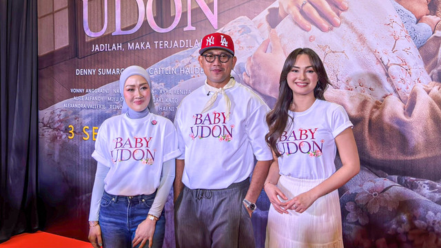 Fanny Kondoh, Denny Sumargo, dan Caitlin Halderman dalam acara press conference film Baby Udon di Jakarta Pusat. Foto: Hosana Solagracia Sifra/kumparan