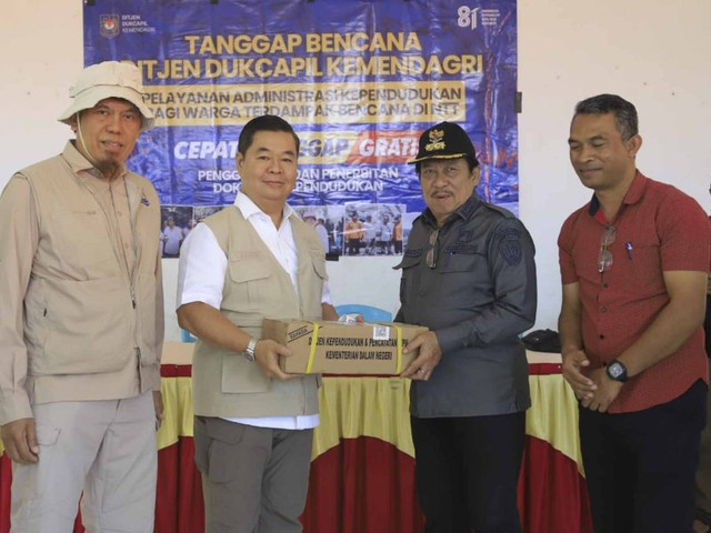 Dirjen Dukcapil Teguh Setyabudi menyerahkan bantuan berbagai kebutuhan pelayanan adminduk, termasuk 6.000 keping blangko KTP-el, ribbon, serta perangkat Starlink untuk memperkuat konektivitas di wilayah terdampak serta mendukung percepatan layanan. Foto: Dok. Dit. PIAK
