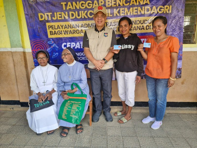 Plh. Direktur Pendaftaran Penduduk dan Pencatatan Sipil (PPPS) Ditjen Dukcapil, Ahmad Ridwan berfoto bersama warga dan mama suster disela kegiatan jemput bola layanan adminduk di Desa kringa Kecamatan Talibura, Kabupaten Sikka. Foto: Dok.Dit. Dafdukcapil