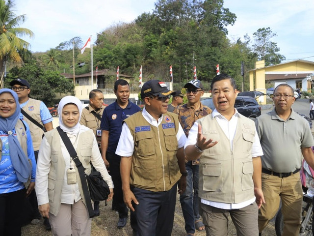 Dirjen Dukcapil Teguh Setyabudi berbincang dengan Bupati Ende Yosef Benediktus Badeoda menuju lokasi layanan adminduk di Kelurahan Ndorurea, Ende, Selasa (25/8/2026). Foto: Dok. Istimewa