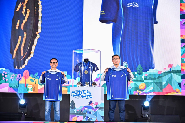 VP Corporate Communication PT Pertamina (Persero), Muhammad Baron (kanan) dan Co-Founder Manta Liberta, Aldy Nur Prastya (kiri) pada peluncuran jersey ramah lingkungan untuk gelaran Pertamina Eco RunFest 2026. Foto: Dok. Pertamina