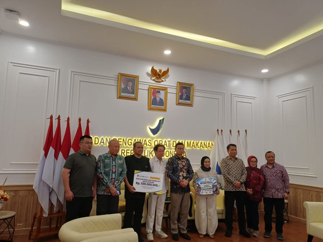 Sido Muncul menyalurkan bantuan Rp 300 juta untuk korban gempa NTT melalui BPOM. Foto: dok. Sido Muncul