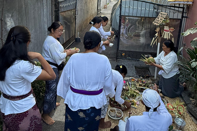 Proses pembersihan di pekarangan rumah Suyadnya seusai kejadian asusila yang viral di media sosial. Foto: Dok. Wayan Suyadnya