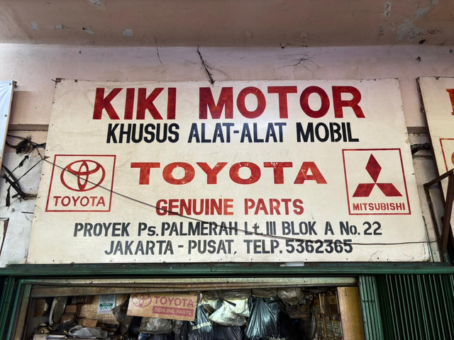 Toko spare part Toyota dan Mitsubishi Kiki Motor di lantai tiga Pasar Palmerah, Jakarta Barat. Foto: Alvian Yoga Yulianto/kumparan