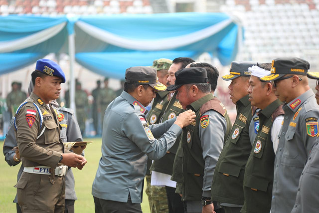 Wamendagri Akhmad Wiyagus tekankan peran penting Satlinmas dukung keamanan pembangunan nasional saat Apel Akbar Satlinmas di Palembang, Jumat (28/8/2026). Foto: Kemendagri RI