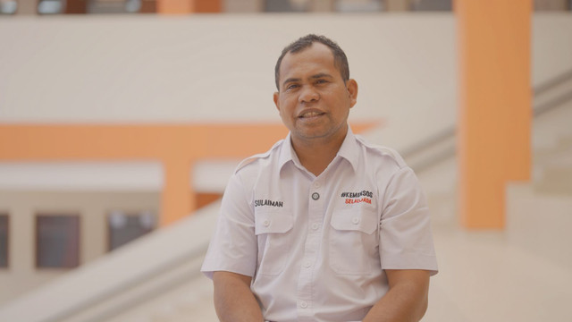 Kisah Sulaiman (42), anak petani asal Flores yang kini mengabdi sebagai Wali Asuh dan memotivasi para siswa di Sekolah Rakyat Kabupaten Malang, Jawa Timur. Foto: Kemensos RI