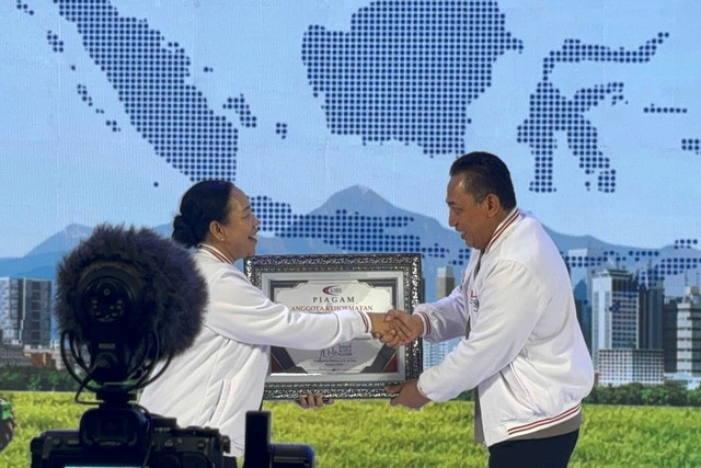 Ketua Konfederasi Serikat Buruh Seluruh Indonesia (KSBSI) Elly Rosita Silaban menyerahkan sertifikat piagam anggota kehormatan kepada Kapolri Jenderal Pol Listyo Sigit Prabowo di Jakarta, Jumat (28/8/2026). Foto: Pradya Tirta/kumparan