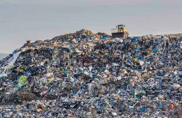 Kondisi gunung sampah yang didominasi oleh sampah plastik. Foto: Shutter Stock