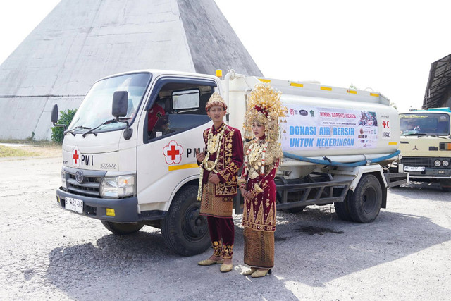 Salah satu mempelai yang nikah bareng dengan mahar 1 tangki air bersih. Foto: Fortais 