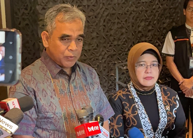 Ketua MPR RI Ahmad Muzani dan Kepala BPS Amalia Adininggar Widyasanti di rumah dinas Ketua MPR RI di Jakarta Selatan, Jumat (28/8) Foto: Najma Ramadhanya/kumparan