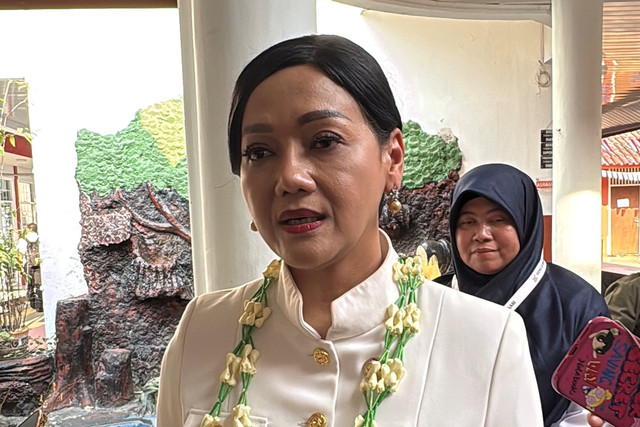 Ketua Dewan Komisioner Otoritas Jasa Keuangan (OJK) Frederica Widyasari Dewi di sela-sela gelaran Puncak Hari Indonesia Menabung (HIM) 2026 di Bekasi, Jawa Barat, Jumat (28/8/2026).
 Foto: Widya Islamiati/kumparan