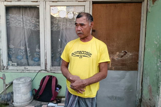 Ukar Bangkit (68) tukang tambal ban yang menjadi korban pemukulan saat ditemui di sekitar kediamannya di Mekarjaya, Kecamatan Rancasari, Kota Bandung, Jumat (28/8/2026). Foto: Abisatya Ramdhani/kumparan
